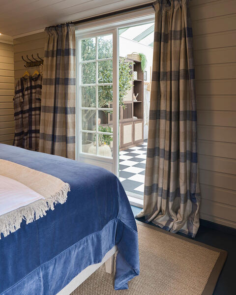 Sammen med det luksuriøse Wellington-sengeteppet i myk velour gir dette sengesettet en sofistikert og varm atmosfære til soverommet. Den dype blåfargen på sengeteppe skaper en beroligende kontrast og passer perfekt til en hytte ved sjøen, hvor den tilfører både eleganse og en maritim følelse. 